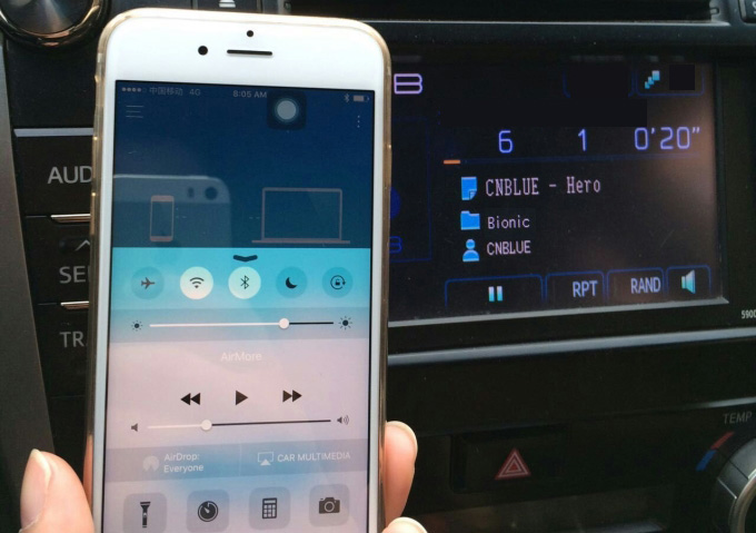Comment connecter son téléphone à sa voiture sans Bluetooth ?